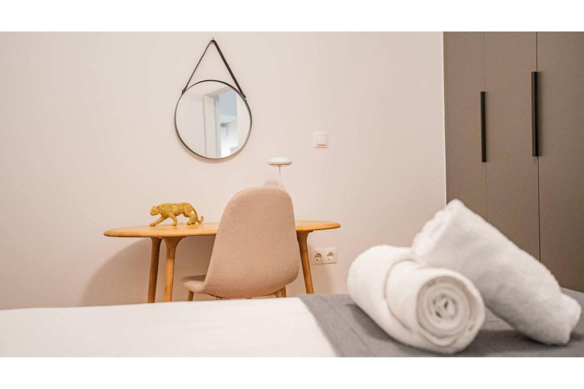 O&o Group - Eclectic Chic Thissio Apartment